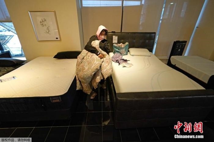 當(dāng)?shù)貢r間2月17日，美國得州的一家畫廊兼家具店內(nèi)，大批民眾來此避寒取暖，其中不乏一些人帶著被子來過夜。美國近日遭遇極寒天氣侵襲，多地氣溫創(chuàng)近年新低，其中得州災(zāi)情最嚴重，暴風(fēng)雪導(dǎo)致電網(wǎng)在酷寒中癱瘓，約400萬居民家中長時間停電。美國國家氣象局表示，得州休斯敦等地的氣溫甚至比靠近北極圈的阿拉斯加還要低。