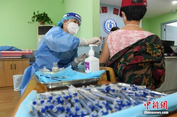 資料圖：市民來到醫(yī)院接種新冠疫苗。 楊華峰 攝