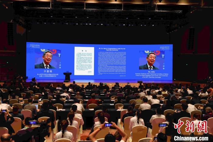 第九屆、第十屆全國人大常委會副委員長許嘉璐向大會發(fā)來賀信。　盛佳鵬 攝