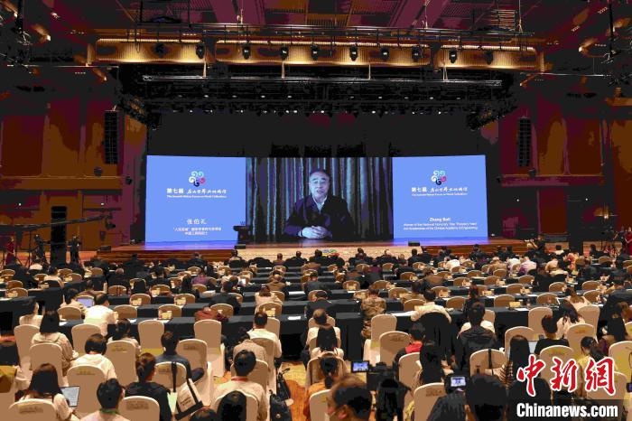 中國工程院院士、“人民英雄”國家榮譽(yù)稱號獲得者張伯禮通過視頻發(fā)表主旨演講?！∈⒓样i 攝