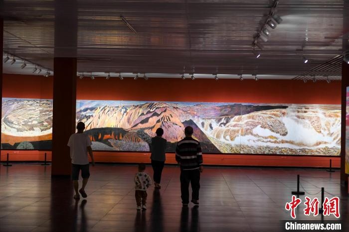 162米巨幅油畫長卷《黃河》吸引市民駐足觀看?！钊A峰 攝