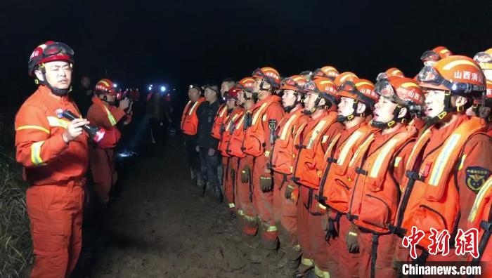 平遙縣消防救援大隊(duì)大隊(duì)長(zhǎng)龔宇作總攻發(fā)起前的動(dòng)員。　閆旭輝 攝