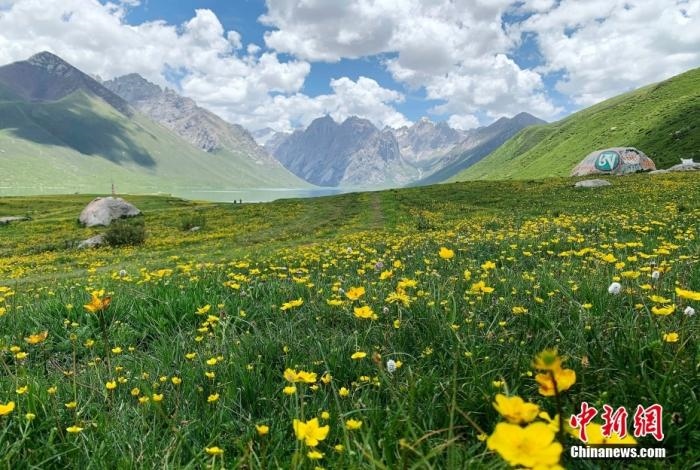 位于青海省果洛藏族自治州久治縣的年保玉則意為“神圣不可侵犯的地方”，山形如蓮花，總面積3469平方公里，保存有冰蝕地貌、冰磧地貌、現(xiàn)代冰川等地質(zhì)遺跡，有“天神后花園”之稱。
<a target='_blank' href='http://www.chinanews.com/'>中新社</a>記者 孫睿 攝