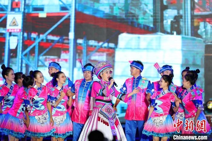 專場(chǎng)晚會(huì)上的民族歌舞表演?！涕L(zhǎng)嬌 攝