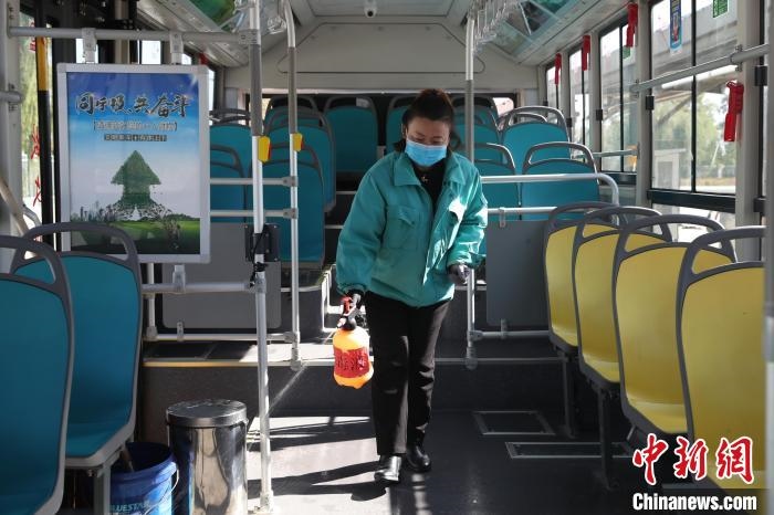 工作人員正在對公交車進(jìn)行消殺?！∮诰?攝