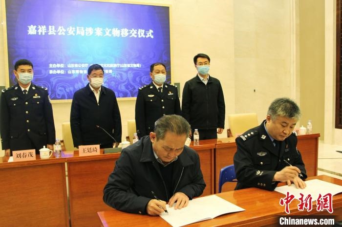 山東博物館館長鄭同修和嘉祥縣人民政府副縣長、公安局局長趙健簽署移交協(xié)議?！≮w曉 攝