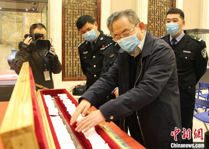 山東博物館館長鄭同修介紹涉案文物龍首錯銀木柲銅杖?！≮w曉 攝