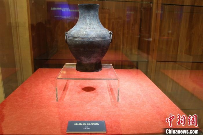 二級文物戰(zhàn)國時(shí)期漆蓋云紋銅壺?！≮w曉 攝