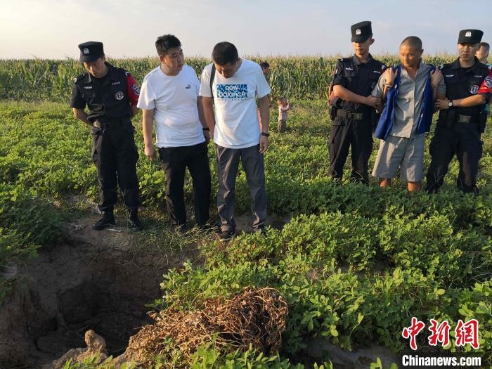 資料圖：犯罪嫌疑人辨認(rèn)作案現(xiàn)場?！〖蜗榭h公安局供圖