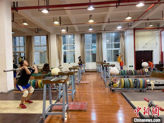 石智勇的師弟師妹們訓(xùn)練場(chǎng)景。　林波 攝