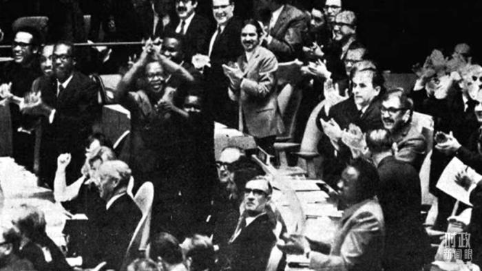 △第2758號決議通過后，現(xiàn)場爆發(fā)出熱烈歡呼聲。(資料圖)