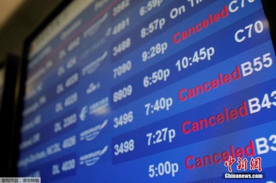 水管破裂造成第四航站樓的多家航班延誤或取消。圖為航站樓內(nèi)的電子公告牌顯示航班信息。
