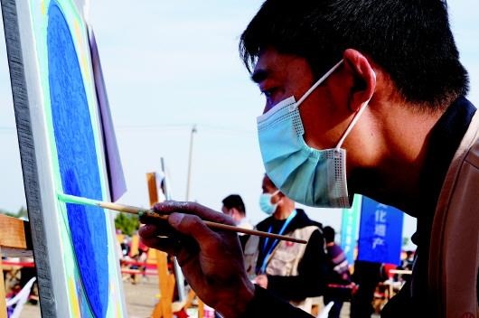 參加文物技能競賽彩畫項(xiàng)目的選手。