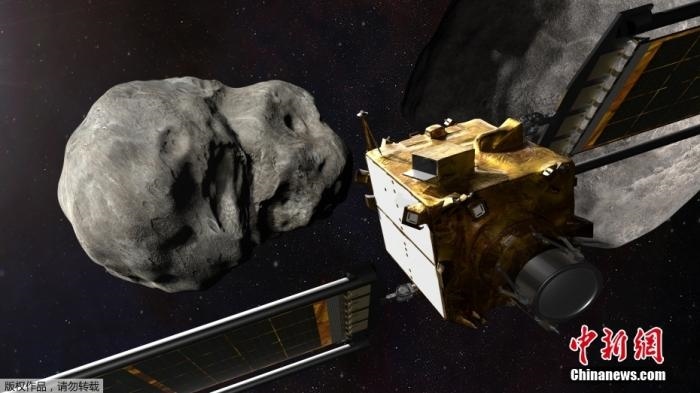 當?shù)貢r間11月4日，法新社公布了兩張來自美國宇航局的太空效果圖，畫面顯示一艘宇宙飛船從小行星后面進行撞擊。據(jù)悉，美國宇航局計劃讓一艘以每小時24000公里的速度飛行的宇宙飛船撞上一顆小行星以進行“行星防御”測試，雖然地球尚且沒有面臨如此緊迫的危險。