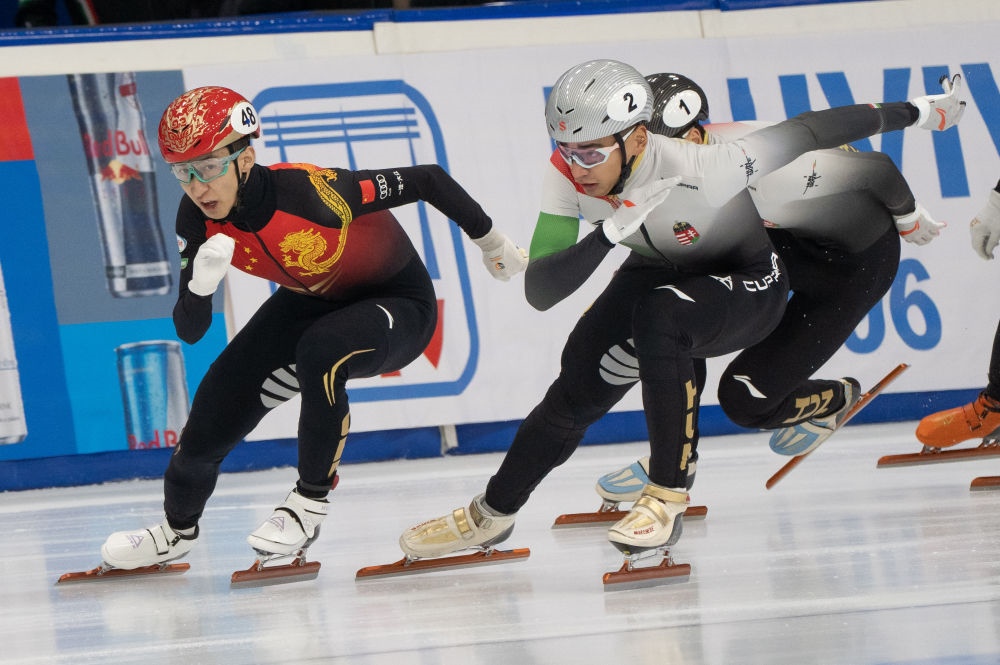 11月20日，中國(guó)選手武大靖(左)和匈牙利選手劉少林在比賽中。劉少林奪得冠軍，武大靖獲得第四名。新華社發(fā)(弗爾季·奧蒂洛 攝)