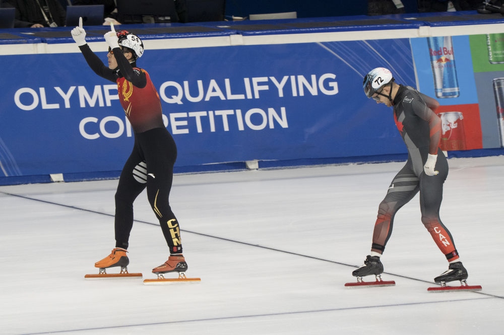 11月20日，任子威(左)在比賽后慶祝。新華社發(fā)(弗爾季·奧蒂洛 攝)