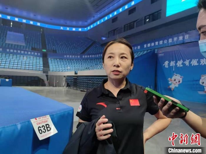 中國(guó)滑冰協(xié)會(huì)主席、前中國(guó)短道速滑隊(duì)主教練李琰表示，”冰雪惠民計(jì)劃“能推動(dòng)更多人上冰 郝凌宇 攝