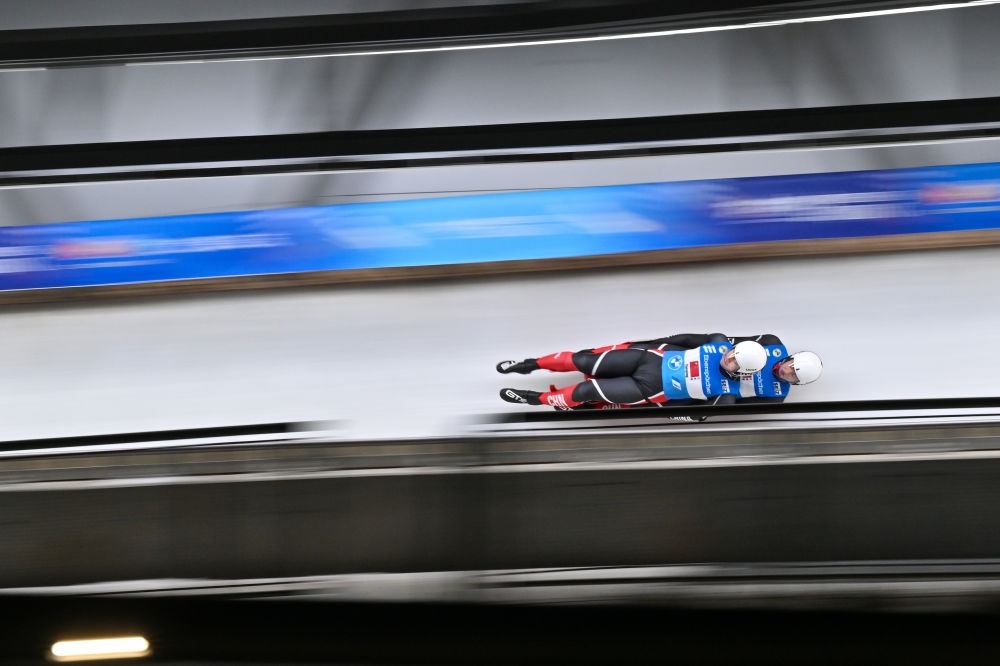 11月21日，“相約北京”國(guó)際雪橇聯(lián)合會(huì)雪橇世界杯，中國(guó)選手黃葉波/彭俊越在團(tuán)體接力比賽中。新華社記者陳益宸攝