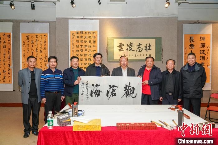 圖為百名將軍書畫展活動現(xiàn)場?！∷涡憬?攝 攝