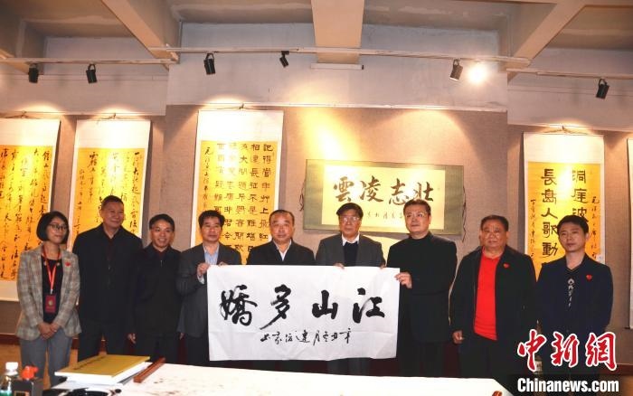 圖為百名將軍書畫展活動現(xiàn)場?！☆佇玛?攝 攝