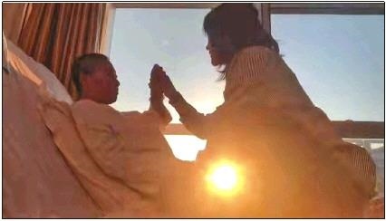 每天早上媽媽醒來后，母女倆都會(huì)迎著晨曦握手、擊掌?！∫曨l截圖