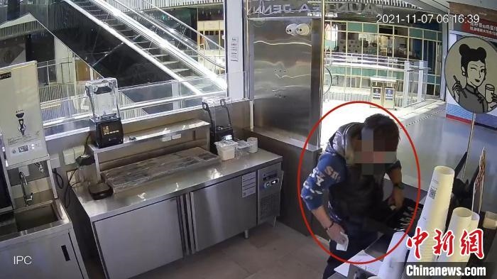 嫌疑人實施犯罪行為的監(jiān)控視頻。　黃浦公安供圖
