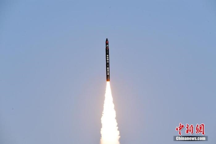 北京時(shí)間2021年12月7日12時(shí)12分，谷神星一號遙二運(yùn)載火箭在中國酒泉衛(wèi)星發(fā)射中心成功發(fā)射升空，將搭載的天津大學(xué)一號、麗澤一號、寶醞號、金紫荊五號、金紫荊一號03星等5顆小衛(wèi)星順利送入預(yù)定軌道，發(fā)射任務(wù)獲得圓滿成功。汪江波 攝