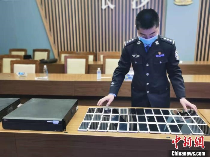 民警展示作案工具。　長沙市公安局供圖