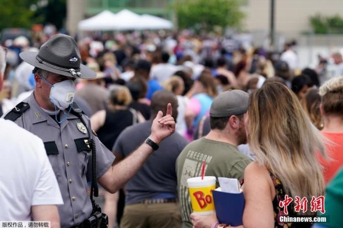 當(dāng)?shù)貢r(shí)間6月17日，美國肯塔基州國會(huì)大樓外，上千名在疫情期間失業(yè)的美國民眾在此排隊(duì)等候進(jìn)入大樓。據(jù)悉肯塔基州在疫情期間開設(shè)了臨時(shí)失業(yè)辦公室。