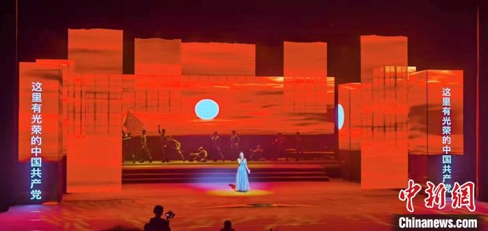 圖為“百年風(fēng)華”大型音樂(lè)史詩(shī)劇現(xiàn)場(chǎng)?！⒑ｌ` 攝