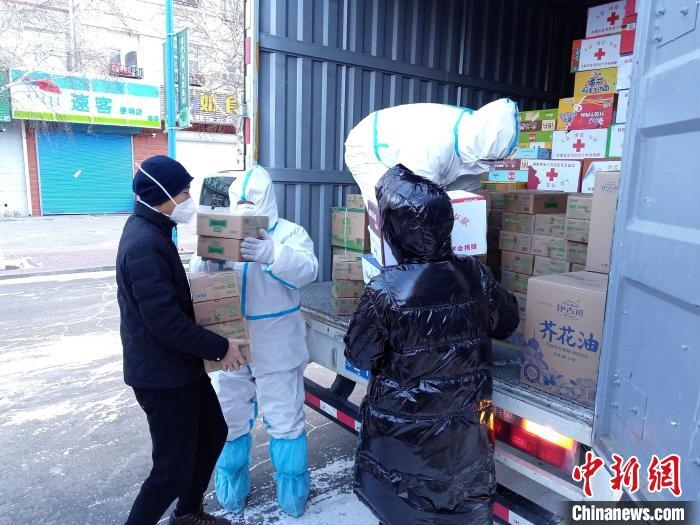 圖為滿洲里物資保障巡回補(bǔ)給車隊(duì)配貨現(xiàn)場(chǎng)?！∏靥饌?攝