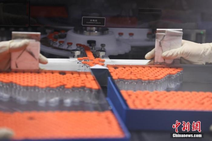 資料圖：北京科興中維生物技術(shù)有限公司生產(chǎn)線上的疫苗。 <a target='_blank' href='/'>中新社</a>記者 蔣啟明 攝 　