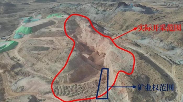 2021年12月11日，督察組使用無人機拍攝，銅鐵溝礦礦業(yè)權面積僅6.9畝，越界開采達182畝，超出26.4倍；實際開采深度達35米，遠超采礦許可證允許開采深度要求
