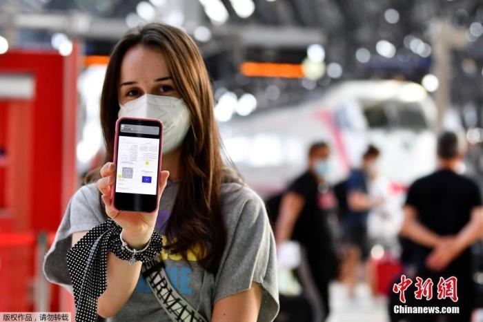 當(dāng)?shù)貢r間2021年9月1日，意大利米蘭，乘客在火車站出示的健康證明。