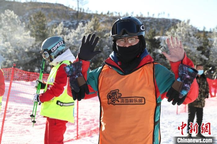 圖為滑雪場現(xiàn)場?！≡S婷 攝