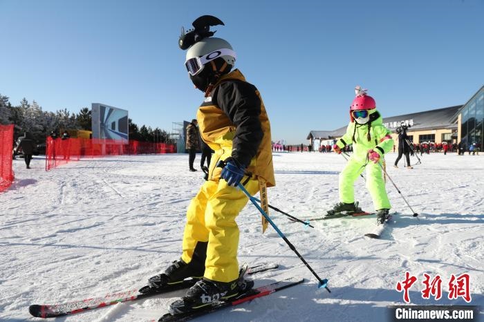 圖為滑雪場現(xiàn)場?！≡S婷 攝