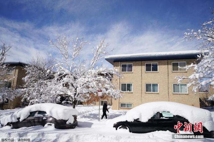 資料圖：當(dāng)?shù)貢r(shí)間2021年3月15日，美國(guó)科羅拉多州丹佛，當(dāng)?shù)赜瓉?lái)強(qiáng)暴風(fēng)雪天氣，城市被積雪覆蓋。