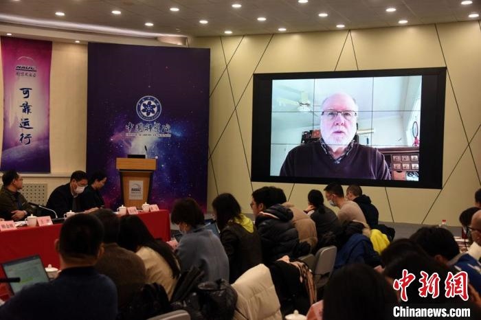 美國伊利諾伊大學教授理查德？克魯切爾通過視頻點評FAST測量星際磁場最新研究成果?！?lt;a target='_blank' href='/'>中新社</a>記者 孫自法 攝