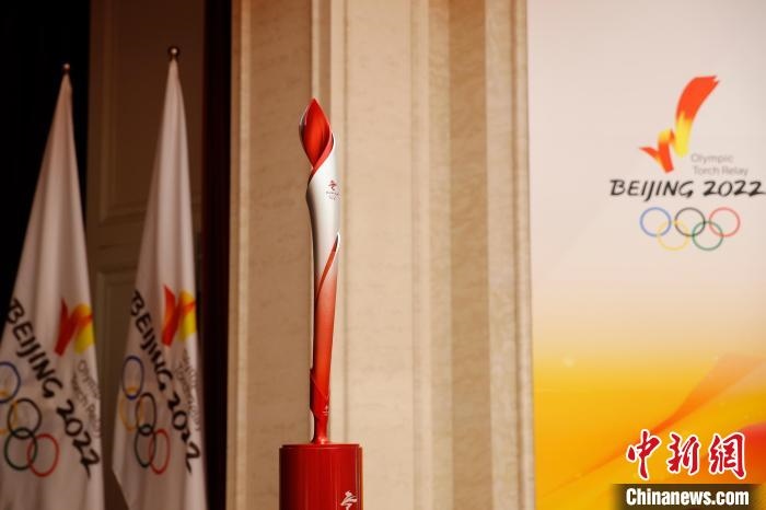 展示的北京冬奧會(huì)火炬?！〗x 攝