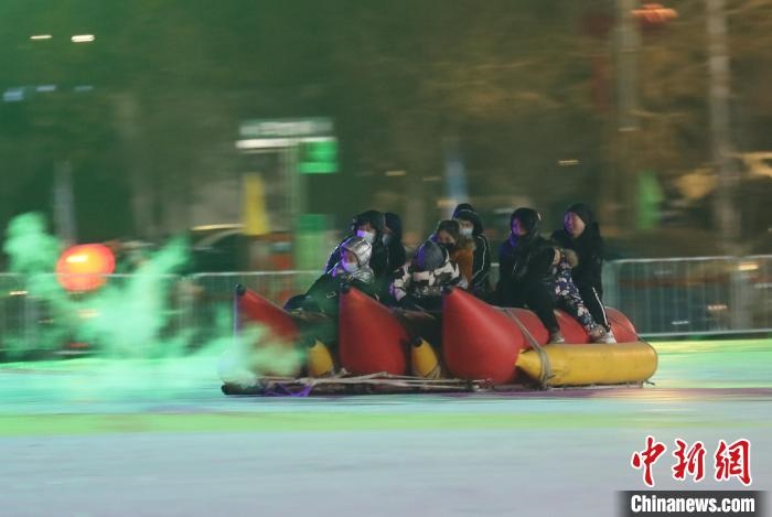 民眾沉醉在冰上香蕉船的快樂中?！∮诤Ｑ?攝