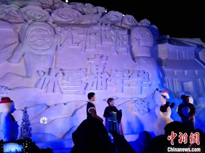 活動(dòng)現(xiàn)場(chǎng)表演的《冰雪奇緣》很受歡迎?！≮w桂華 攝