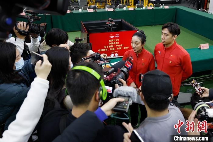 1月5日晚，全力沖刺北京冬奧學(xué)習(xí)座談會(huì)在北京舉行。座談會(huì)后，中國(guó)花樣滑冰雙人滑組合隋文靜、韓聰接受記者采訪。 <a target='_blank' href='/'>中新社</a>記者 富田 攝