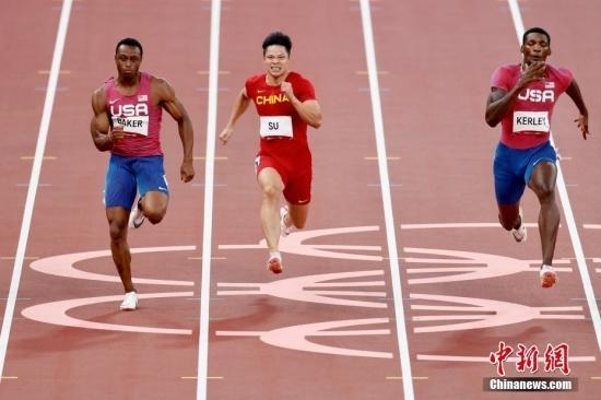 資料圖：北京時(shí)間8月1日晚，在東京奧運(yùn)會(huì)男子百米決賽中，中國選手蘇炳添以9.98秒的成績獲得第六名，作為首位闖進(jìn)奧運(yùn)男子百米決賽的中國人，他再次創(chuàng)造了歷史。圖為蘇炳添在比賽中。<a target='_blank' href='/'>中新社</a>記者 富田 攝