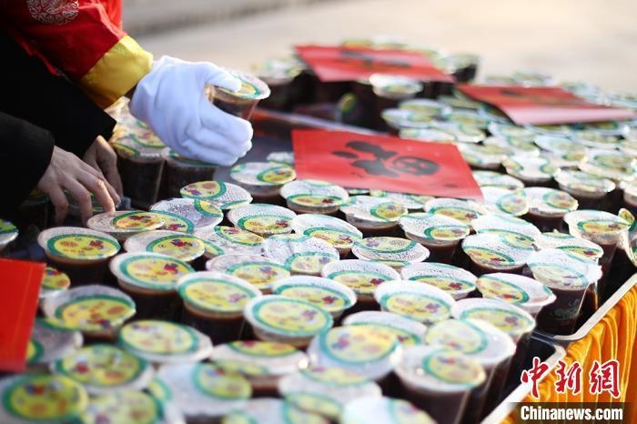 資料圖：工作人員將定制的臘八粥擺放整齊?！°蟛?攝