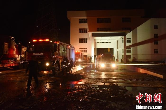 丹巴關(guān)州電站外多臺(tái)消防車輛正在開(kāi)展排水作業(yè)?！≈苡?攝