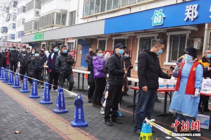 資料圖：1月7日，河南鄭州，市民有序排隊進行核酸檢測。<a target='_blank' href='/'>中新社</a>記者 劉鵬 攝