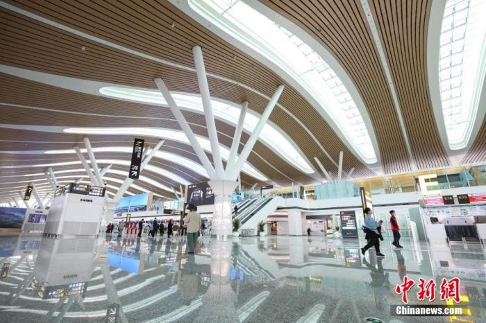 資料圖：貴陽龍洞堡國際機(jī)場(chǎng)T3航站樓出發(fā)大廳。 瞿宏倫 攝