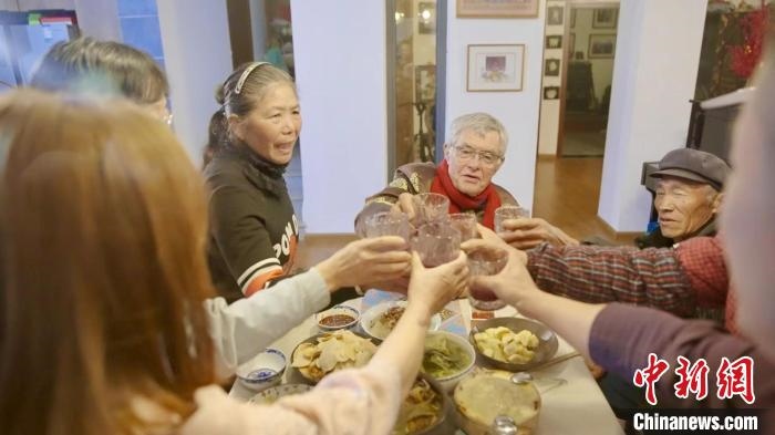 圖為賀歲紀(jì)錄片《“洋女婿”的中國(guó)年》劇照。　胡遠(yuǎn)航 攝