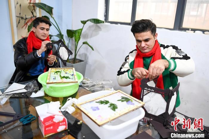 巴基斯坦留學(xué)生制作燈籠。　楊華峰 攝