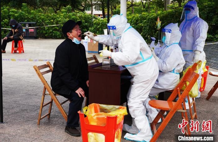 圖為德?？h組織民眾接受核酸檢測(cè)?！〉卤？h融媒體中心供圖